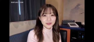 精液射在母狗的腿上